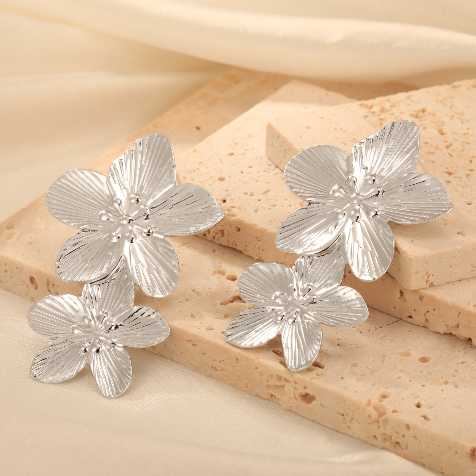 Women's Electroplated Alloy Non-fading Flower Earrings
