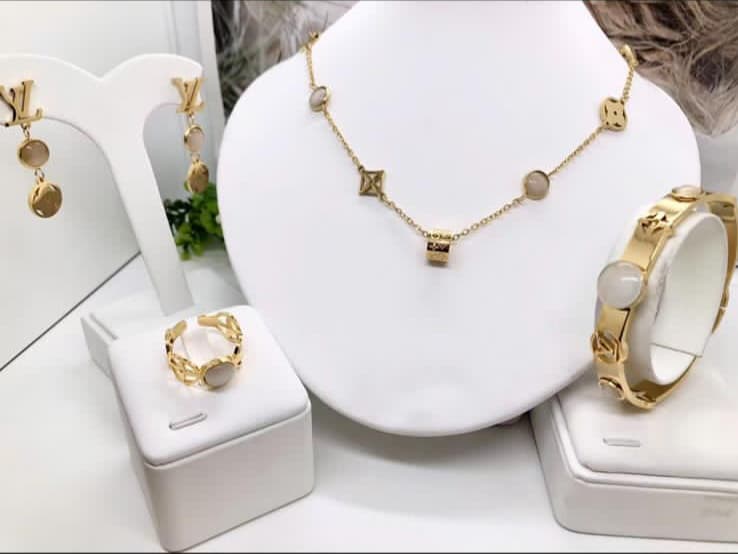 Luxury LV Charm Gold Jewellry Set